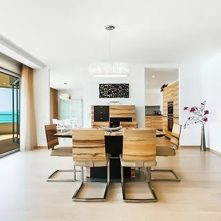 View 4 Bedrooms Apartment Montreux